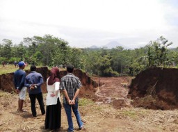 Jadi Wisata Dadakan, Longsor dan Semburan Air Desa Bence Dibajiri Ribuan Pengunjung