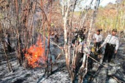 Polres Lumajang Terjunkan Puluhan Personil Padamkan Api Semeru Yang Terus Meluas