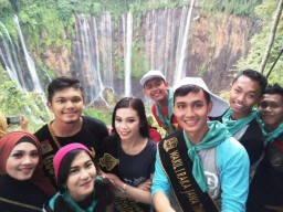 Duta Wisata Jawa Timur Terkesima Serpihan Surga Air Terjun Tumpak Sewu Semeru