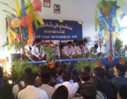 Rayakan Maulud Nabi, Siswa MTS/SMK Sunan Kalijogo Mainkan Kesenian Al-Banjari