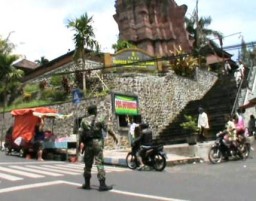 Hari Raya Kuningan di Pura Mandara Giri Semeru Agung