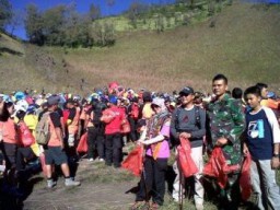 Bhakti Sosial, Kapolres dan Dandim 0821 Kampanyekan Bersih Sampah Ranu Kumbolo