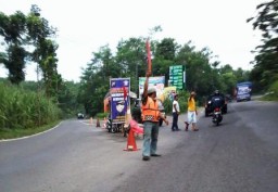 Tidak Ada Rambu, Masyarakat Wonorejo Atur Lalulintas