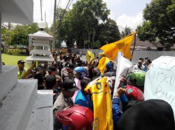 Demo Satu Tahun Salim Kancil, Aktivis PMII Nyaris Bentrok di Depan Pemkab