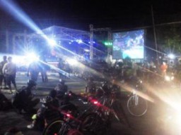 Dukung Eni KDI, Ribuan Warga dan Peserta The Colour Bike Nobar di Alun-Alun Kota Lumajang