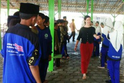 Mrs. Emily Milcent Relawan Peace Corp Amerika Mulai Mengajar di Pester Al-Fauzan