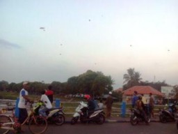 Waduh, Pemain Layangan Di Jembatan Gambiran Bisa Sebabkan Kecelakaan