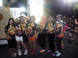 Wow...! Ratusan Perempuan Cantik dan Seksi Ikuti Bicycle Night Colorful Lumajang