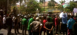 Nilai Banyak Kecurangan, Ribuan Pendukung ASA Demo Pemkab dan KPU Lumajang