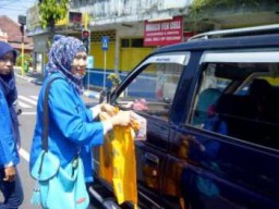 Galang Dana Untuk Panti Jompo, Cara Kopri PMII Lumajang Peringati Hari Kartini