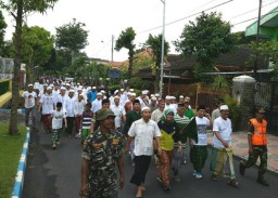 Menuju Lumajang Sehat, Cak Thoriq Ikut Jalan Santai Sarungan