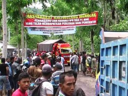 Aksi Warga Gondoruso Tolak Tambang Pasir Besi Gunakan ALat Berat Berlangsung Ricuh