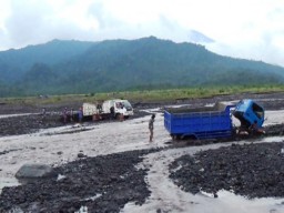 Truk Pasir Diterjang Lahar Vulkanis Semeru di Jugosari