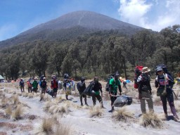 Prihatin Gunung Semeru Kotor, Puluhan Pecinta Alam Gelar Aksi Bersih Sampah