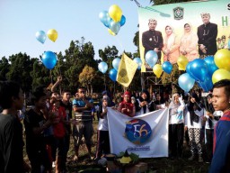 Harlah PMII, Komisariat STKIP PGRI Lepas 56 Balon di Alun-alun Lumajang