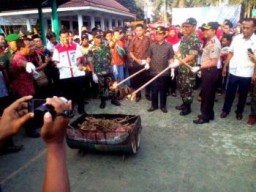 Musnahkan Ganja Pisang Agung, Polres Lumajang Diapresiasi Masyarakat di Alun-Alun Kota