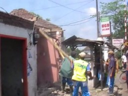 Liar, Petugas Pengairan Bongkar 29 Bangunan di Bantaran Sungai Bondoyudo