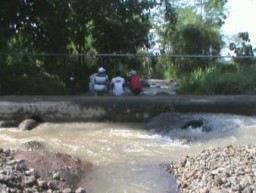 Banjir Badang Terjang Tiga Warga Desa Jeruk Kecamatan Gucialit, Satu Hilang