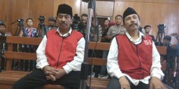 Istri Salim Kancil Kecewa Pembunuh Sadis Suaminya Divonis Ringan oleh Hakim