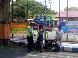 Dua Pengendara Cewek Imut Ditilang Aiptu Maryanto di Depan Pendopo