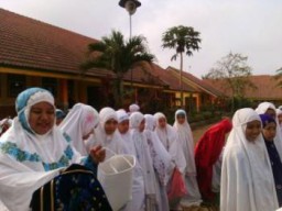 Kebakaran dan Kekeringan Melanda Lumajang, Siswa MTS dan SMK Sunan Kalijogo Gelar Sholat Istiqok