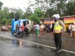 Bus Tentrem Terguling, Puluhan Penumpang Mengalami Luka-Luka