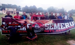 The Bless Mania Foto Bareng Anang Hermansyah di Stadion Semeru