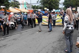 Aksi Solidaritas, BEM Se-Lumajang dan Komunitas Tolak Mejamurnya Indomaret dan Alfamart