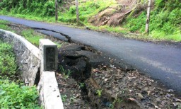 Jalan Pasirian-Tempursari Retak Diduga Akibat Gempa di 127 Km Tenggara Malang