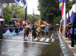 Dibawah Guyuran Hujan, Festival Jharan Kencak Harjalu 759 Tetap Semarak