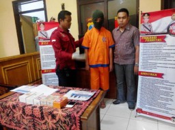 Pakai Modus Transfer Bodong, Warga Jakarta Barat Ditangkap Polres Lumajang