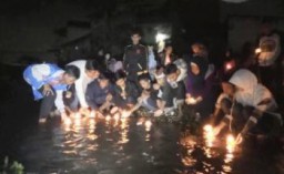 Berharap Tetap Lestari, Ratusan Aktivis Lingkungan Larung Lilin Ke Sungai Asem