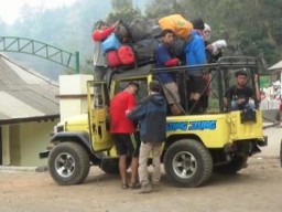 Separuh Pendaki Gunung Semeru Berhasil di Evakuasi