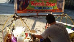 Nikmatnya Kerak Telor Betawi di Perempatan Toga Lumajang