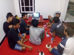 The Bless Mania Gelar Nobar Timnas Vs Malaysia Pakai Laptop