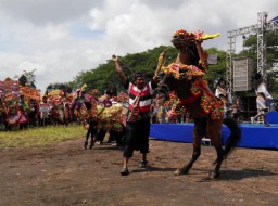 Pukau Pengunjung, Ratusan Seniman Ramaikan Festival Jharan Kencak