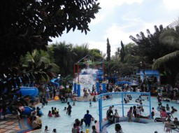 Puncak Lebaran, Water Park KWT Dibanjiri Ribuan Pengunjung