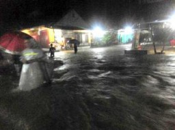 Hujan Deras, Tempursari Dikepung Banjir Se-Lutut Orang Dewasa