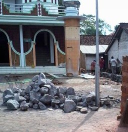 Rawan Pencurian, Masyarakat Gotong-royong Bangun Pagar Masjid