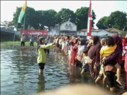 HUT RI Ke 70 Tahun, Warga Rogotrunan Gelar Upacara dan Bersih-Bersih Sungai Kali Asem Bersejarah