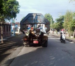 Mobil Kebersihan DLH Lumajang Bikin Kotor Jalan Raya