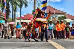 Sabtu Besok, Seniman Jharan Kencak Apel Besar dan Parade dari Alun-alun Ke Stadion Semeru