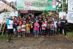 Gandeng Bocah Angon, LuBC Edukasi Anak Desa Dingin Gucialit Tanam Sayur