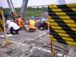 Rusak Parah, Jembatan Sungai Mujur di Desa Lempeni Mulai Diperbaiki