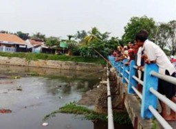 Muncul Ikan Mujair, Jembatan Gambiran Kali Asem Ramai Para Mancing Mania