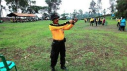 Anggota Polres Lumajang Latihan Menembak di Desa Dingin Gucialit