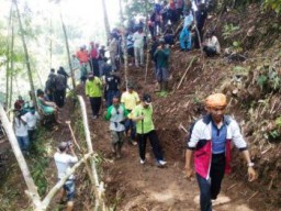 Kunjungi Air Terjun Cuban Sewu, Wabup dan DPRD Disambut Antusias Warga