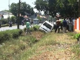 Diduga Terlalu Kencang, Sebuah Bus Patas Seruduk Pick Up Tanpa Muatan