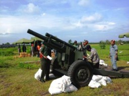 Petinggi TNI AD dan PT.Pindad Uji Coba Munisi 105 mm Howitzer di Pandanwangi