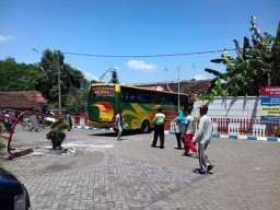 Rem Blong, Bus Sabar Indah Jurusan Surabaya Nyeruduk SPBU dan Rumah